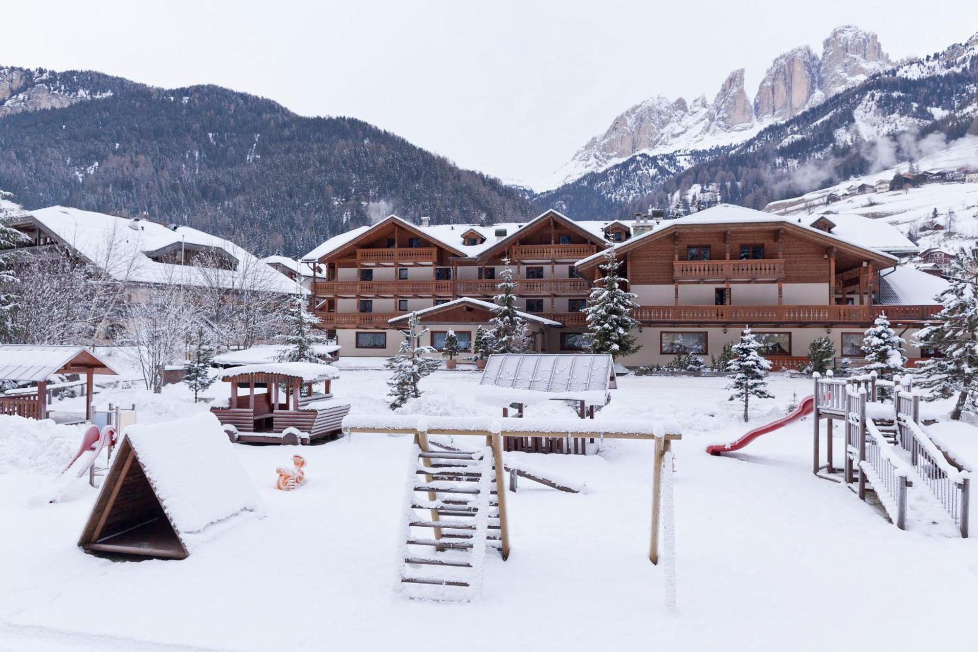 Hotel Sella Ronda Serenella Campitello di Fassa Exterior photo