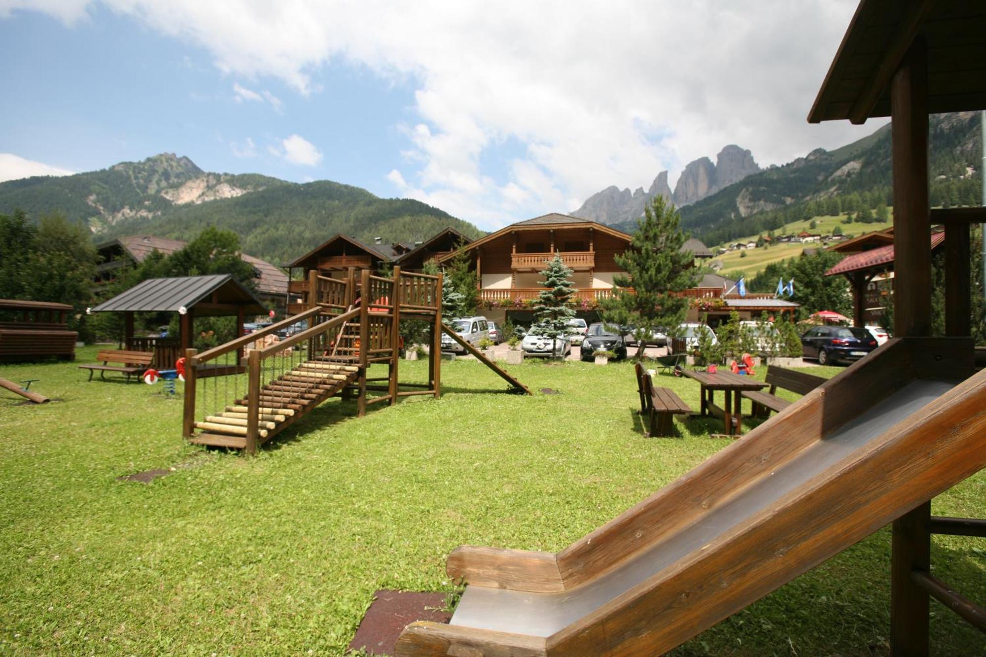 Hotel Sella Ronda Serenella Campitello di Fassa Exterior photo